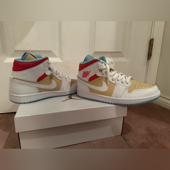 BNIB Women’s sz 9.5 Air Jordan 1 Mid SE sesame,white,flash crimson, psychic blue - Picture 4 of 9